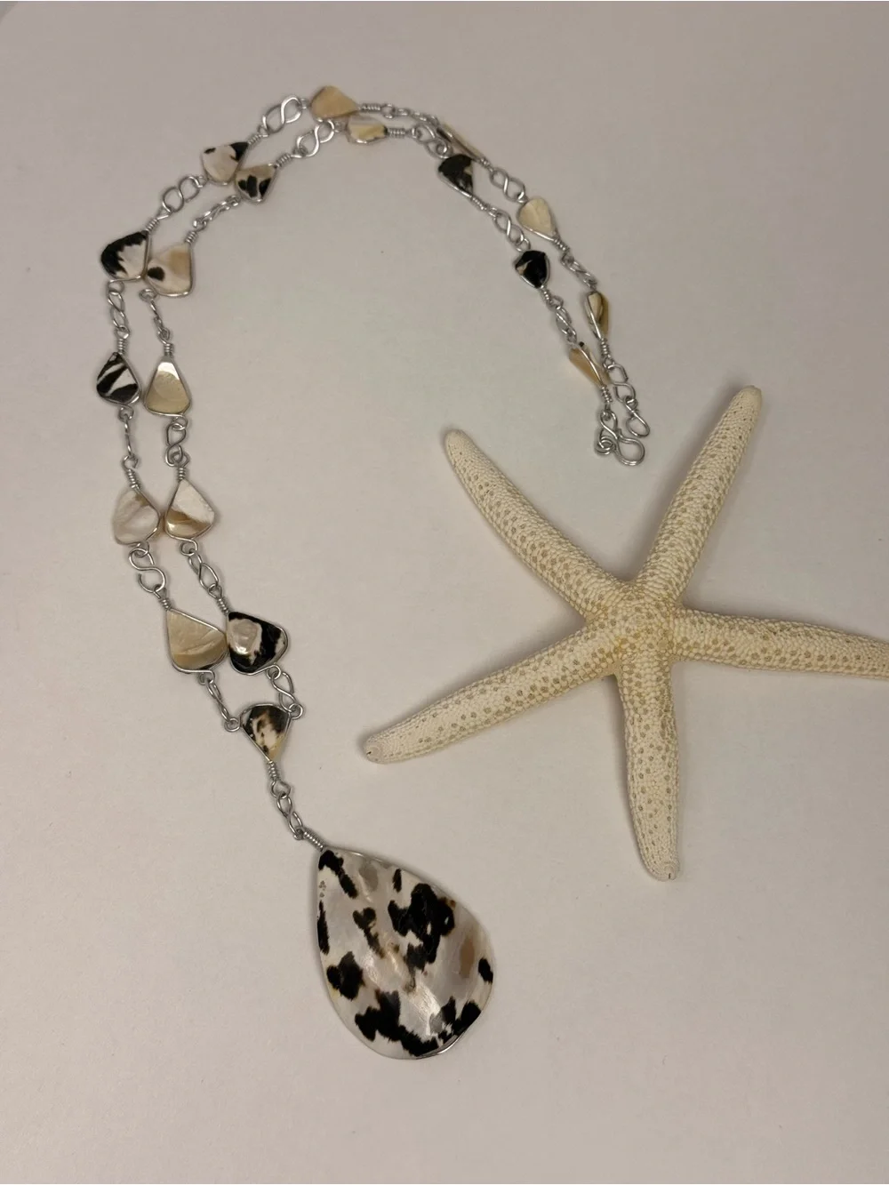 Teardrop Shell Pendant Necklace in Cream and Black - Women Jewelry